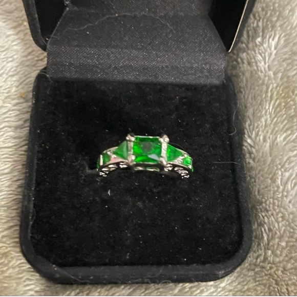 New Woman’s Stamped S925 Sterling Silver Floral Celtic 10CT Emerald Ring - Picture 4 of 11